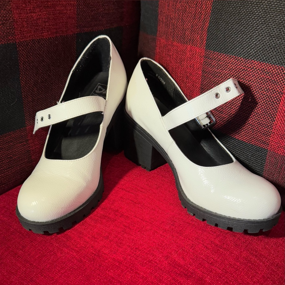 Dirty Laundry “Lita” Mary Jane White Patent Block Heel - Picture 2 of 8